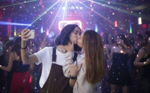 як протистояти цькуванню — дівчина з яскраво-червоною помадою в аудиторії університету