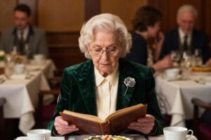 Пані Галина у смарагдовому піджаку за святковим столом — історія про самотність у великому місті та цінність людської уваги.