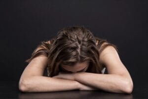 Школярка за партою, драма про жорстокість дорослих у школі та психологічний тиск.