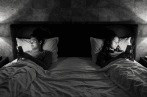 Емоційна глухота в шлюбі: пара в одному ліжку кожен у своєму телефоні