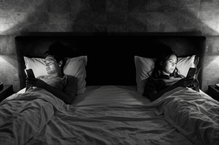 Емоційна глухота в шлюбі: пара в одному ліжку кожен у своєму телефоні