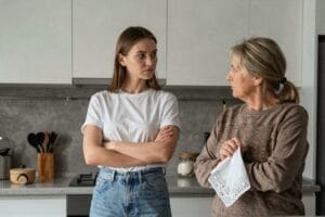 Зрада свекрухи: молода мати викриває бабусю, яка потайки годувала дитину з непереносимістю лактози чужим молоком.