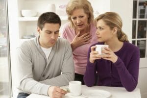 Олена з чоловіком слухають свекруху - ілюстрація до історії, де фігурує токсична свекруха