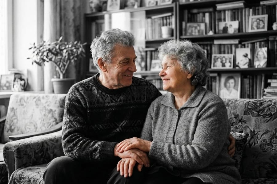 Увага до жінки проявляється в дрібних жестах: сплетені руки зрілої пари як символ емоційного зв'язку в шлюбі.